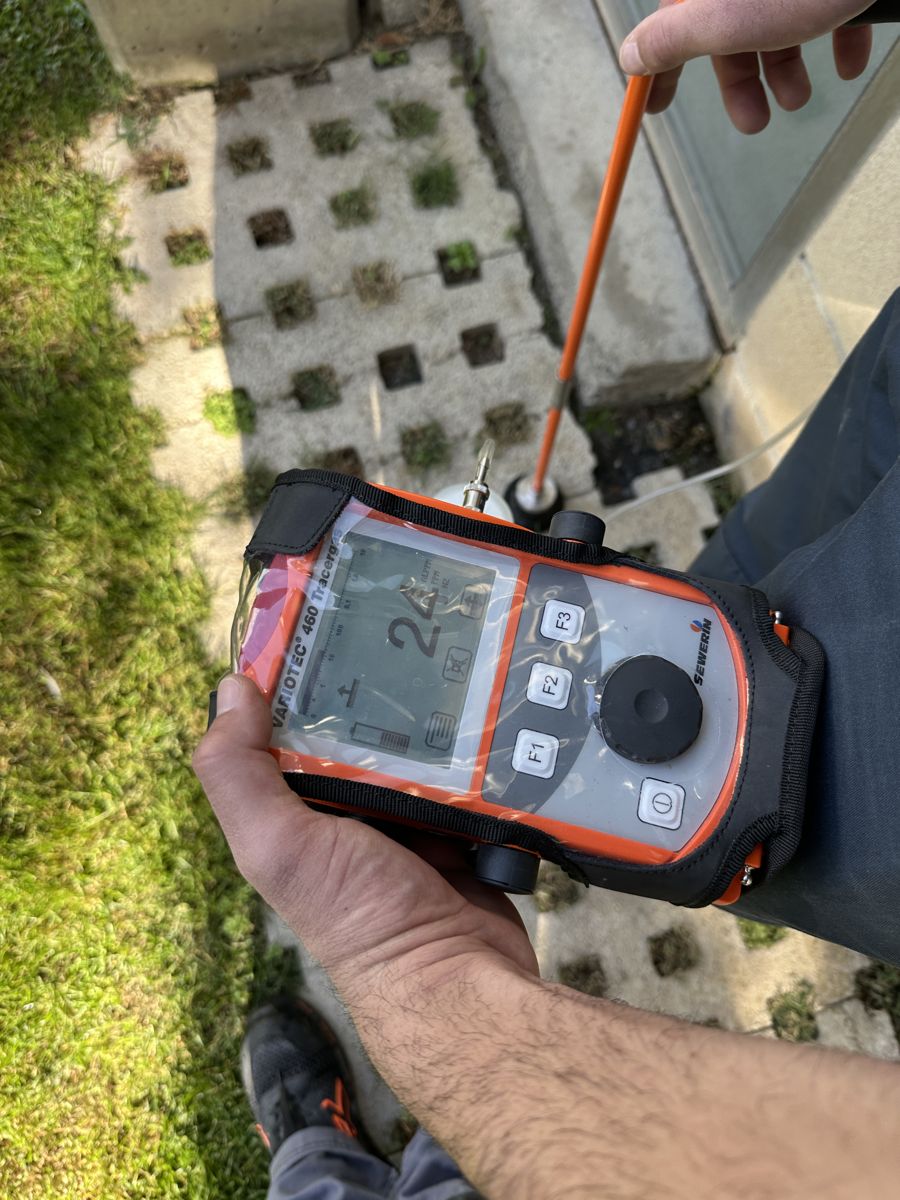 Detector Variotec con sonda leyendo hidrógeno sobre el jardín