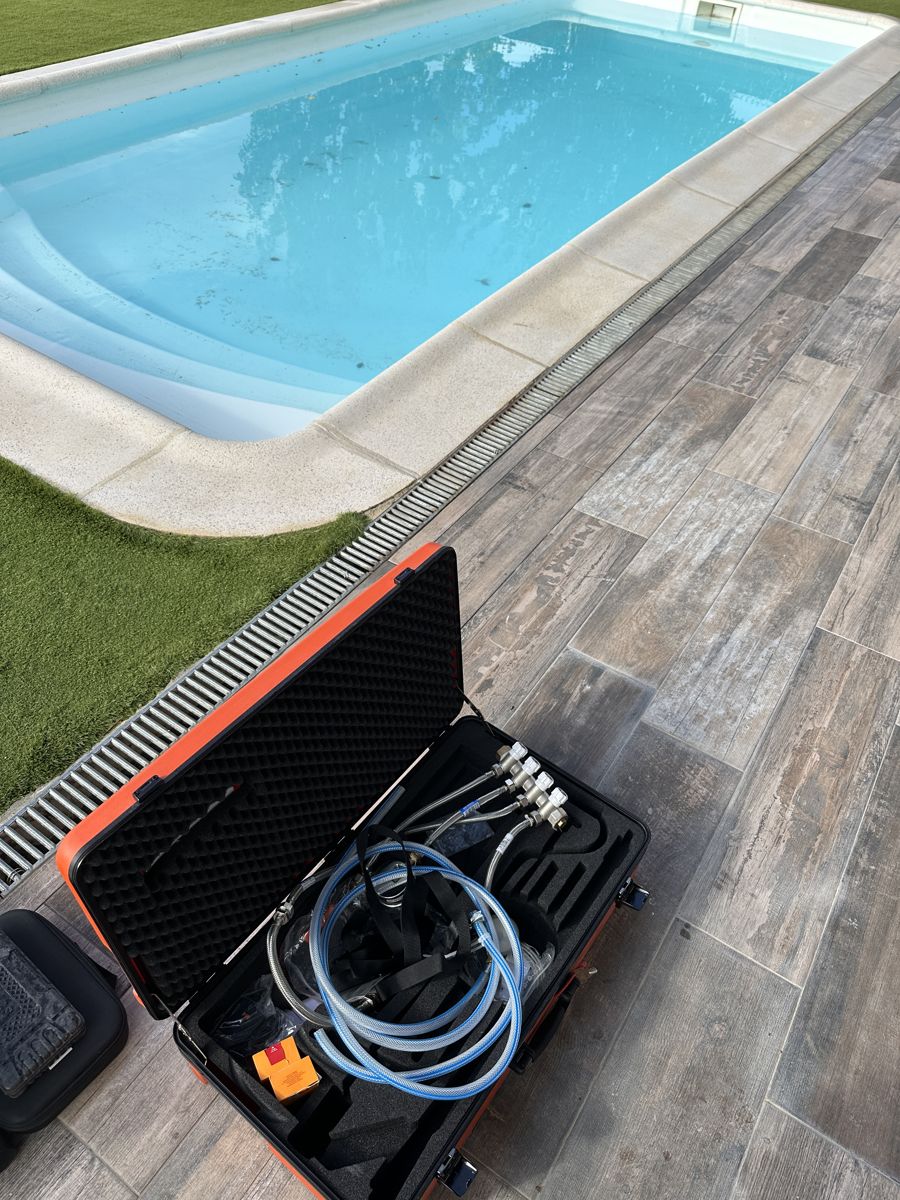 Maletín con sondas junto a una piscina